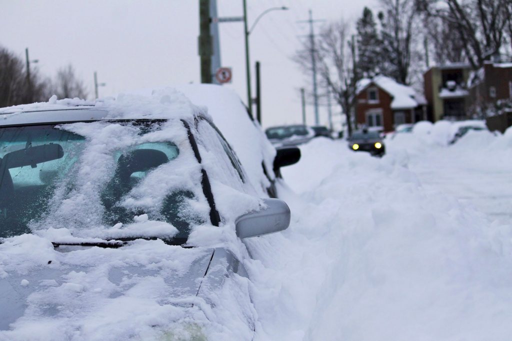 Автомобиль в снегу - зима в Монреале