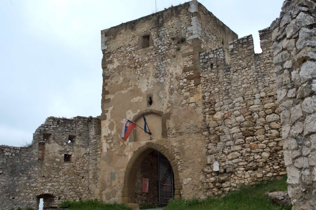 Башня с воротами