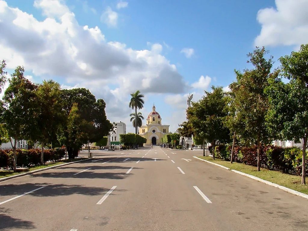 широкие улицы на кладбище Колон в Гаване