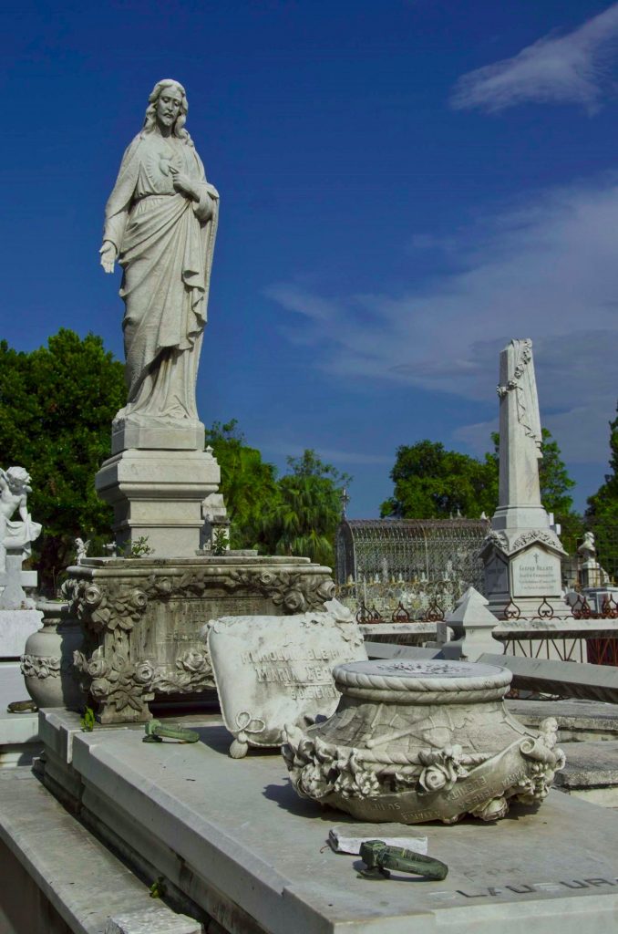 Памятники в некрополе на Кубе