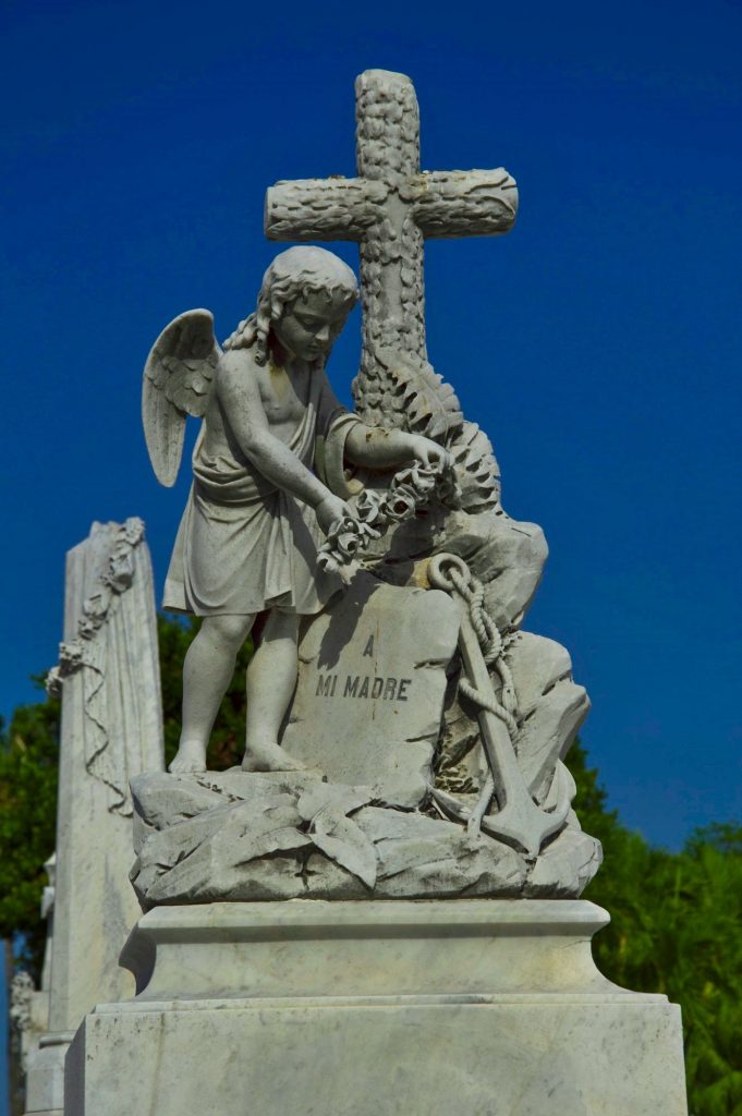 Крест и ангел на могиле - Латинская Америка