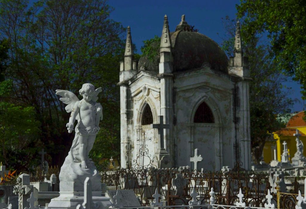 Часовня и фигура ангела на католическом кладбище