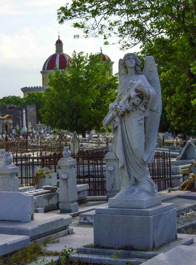 Фигура девы на кладбище Колон в городе Гавана