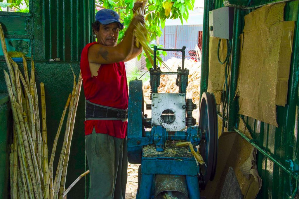 Процесс производства тростникового сока на Кубе
