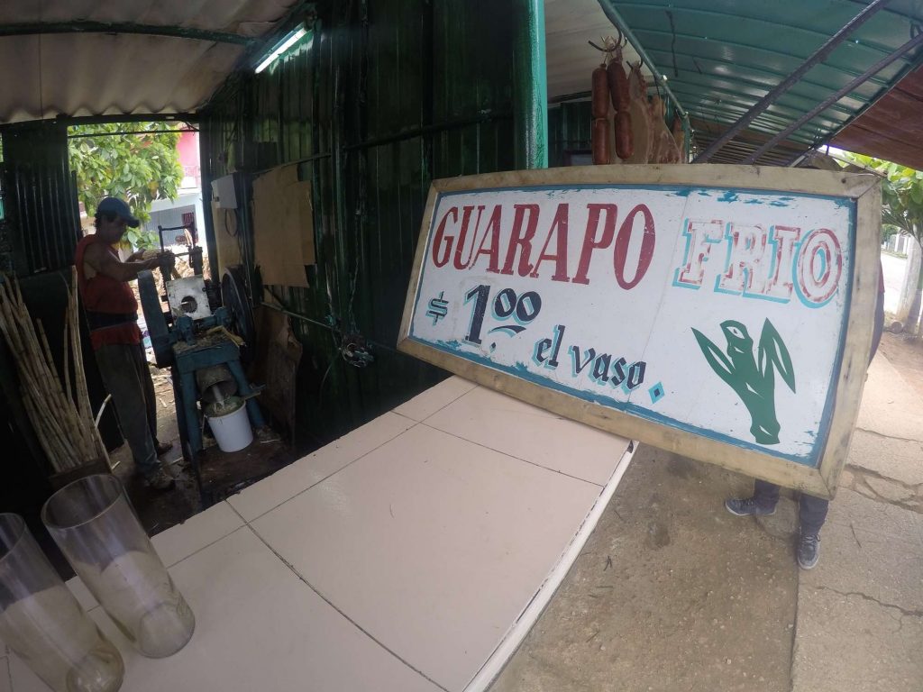 Вывезка в ларьке гуарапо в Гаване