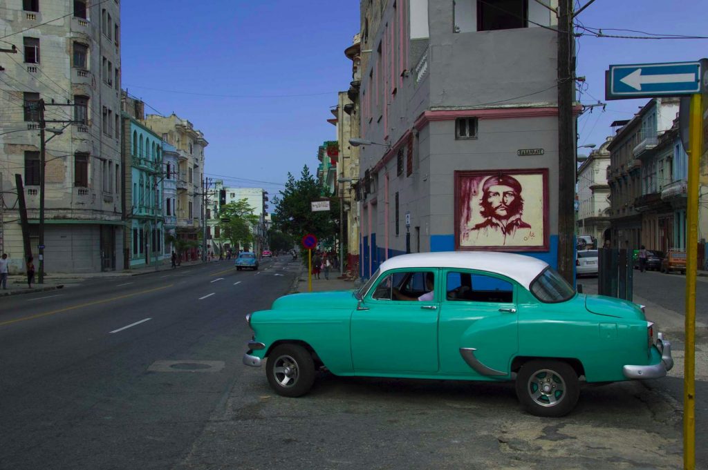 Ресто автомобиль на фоне портрета Че Гевары - Гавана