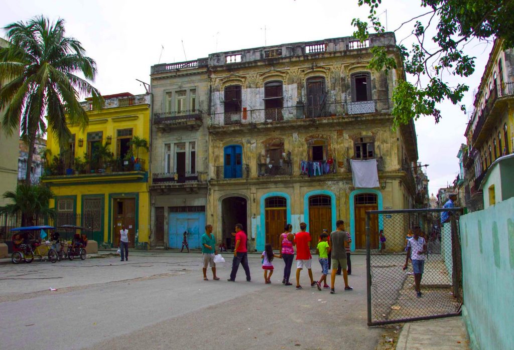 Кубинская семья гуляет по центру столицы