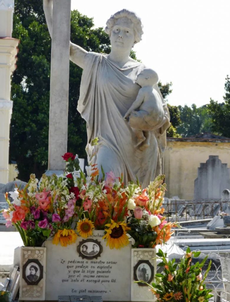 Религиозная скульптура - кладбище Колон в Гаване