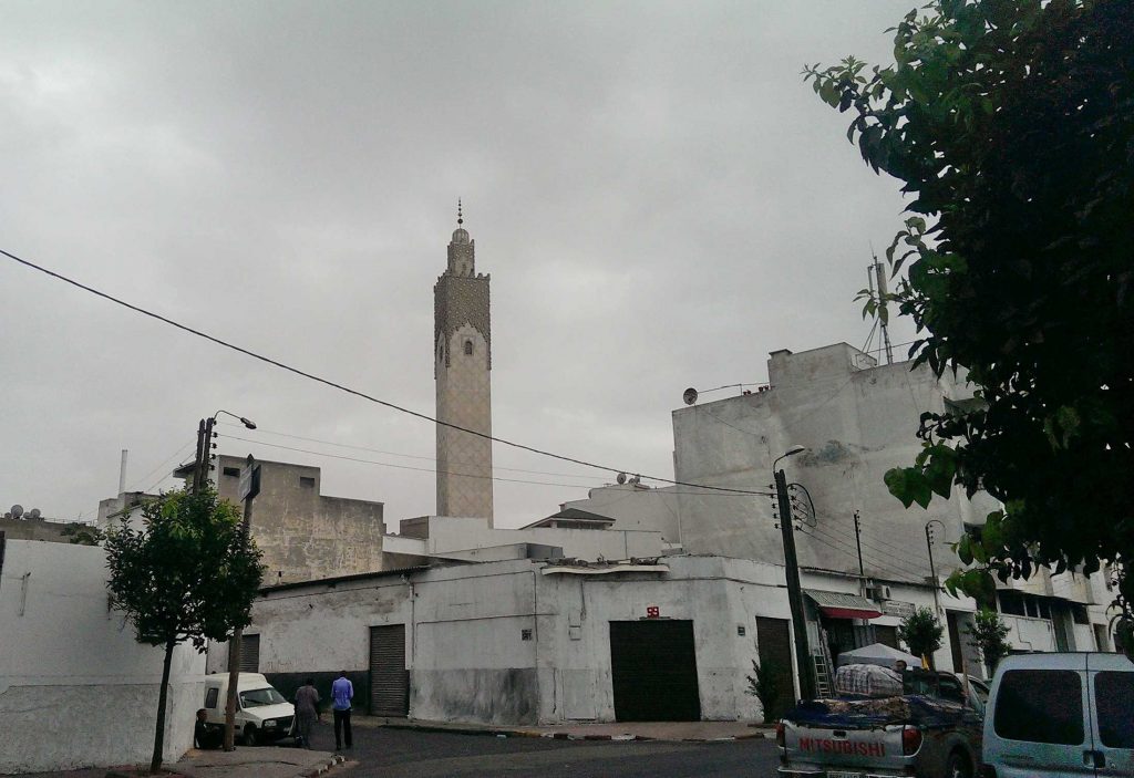 Мечеть среди белых домов