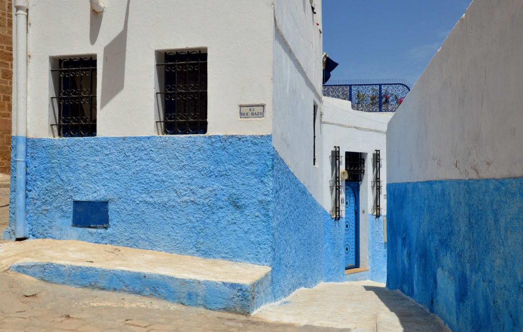 Белый дом с голубой стеной Марокко