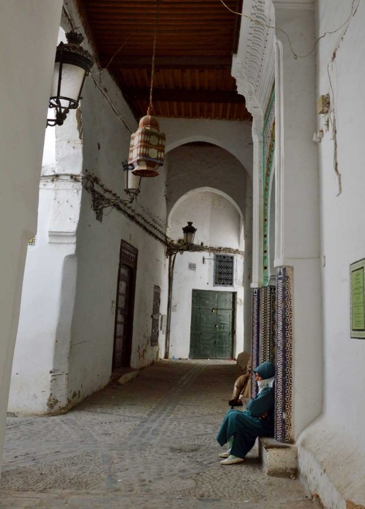 тихий переулок у мечети и мусульмаснкая женщина