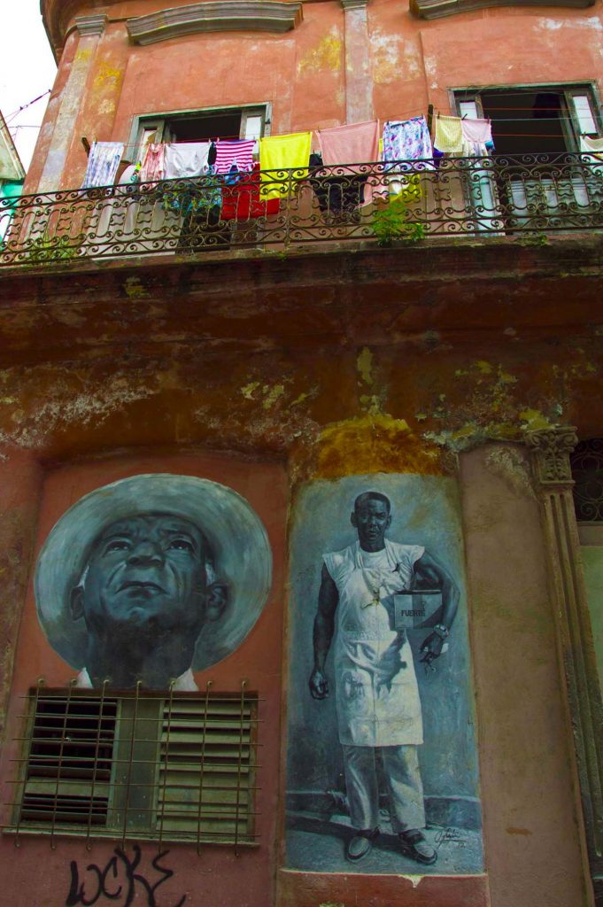 Граффити и белье на веревке - Гавана