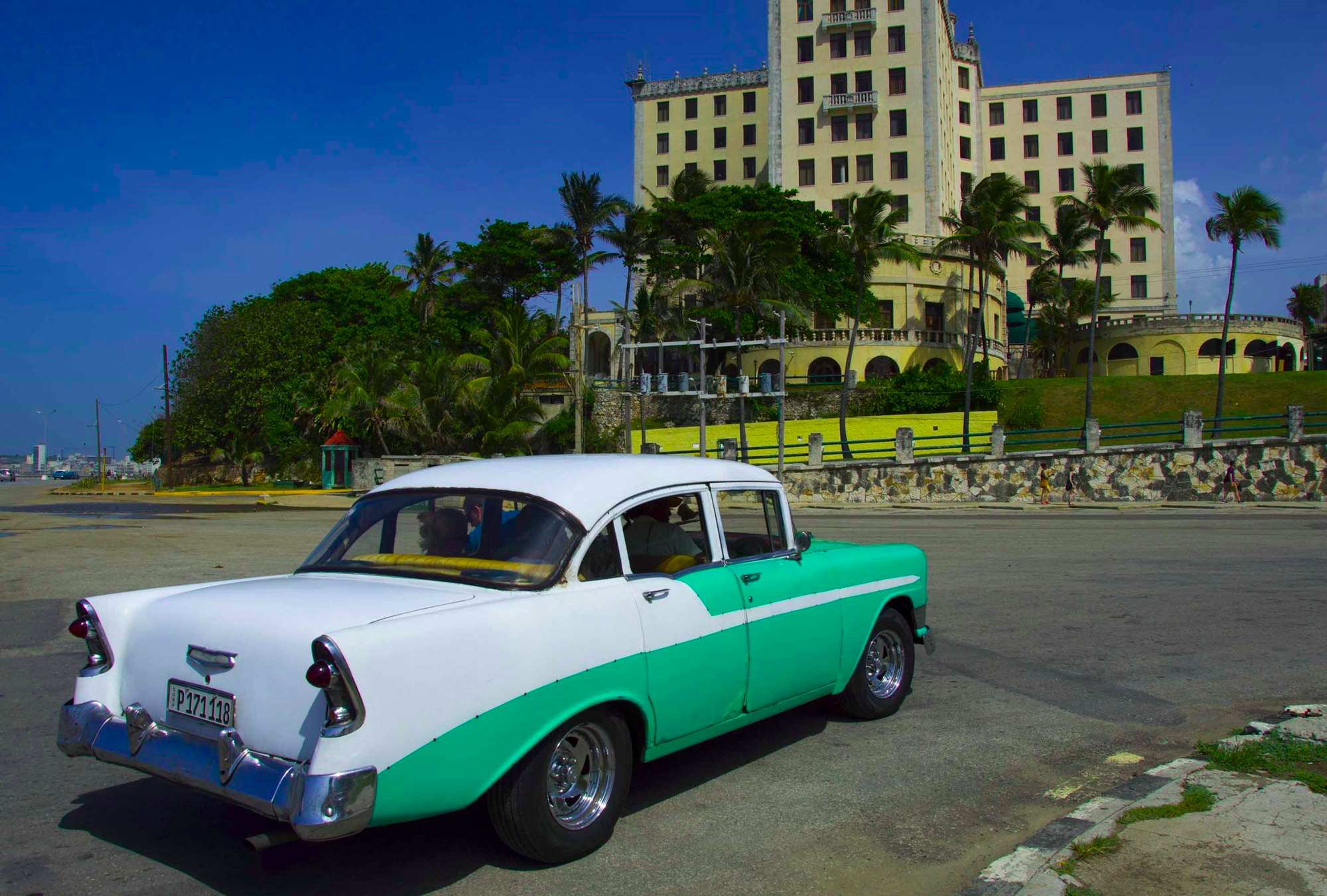 Ретро кар у отеля Насьональ де Куба