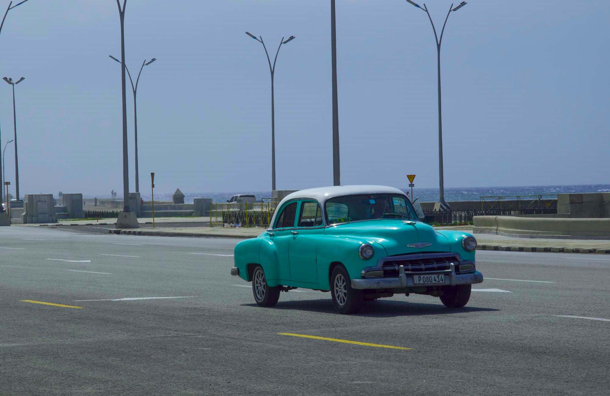 Ретро авто изумрудног оцвета на дороге в Гаване Куба