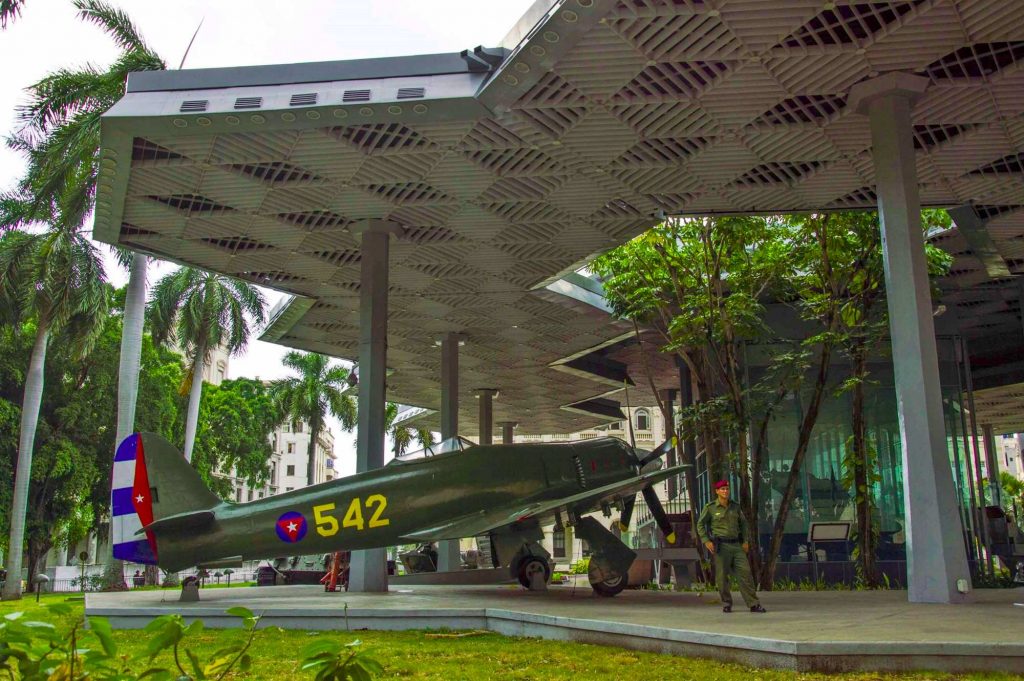 Военный самолет - экспонат музея революции
