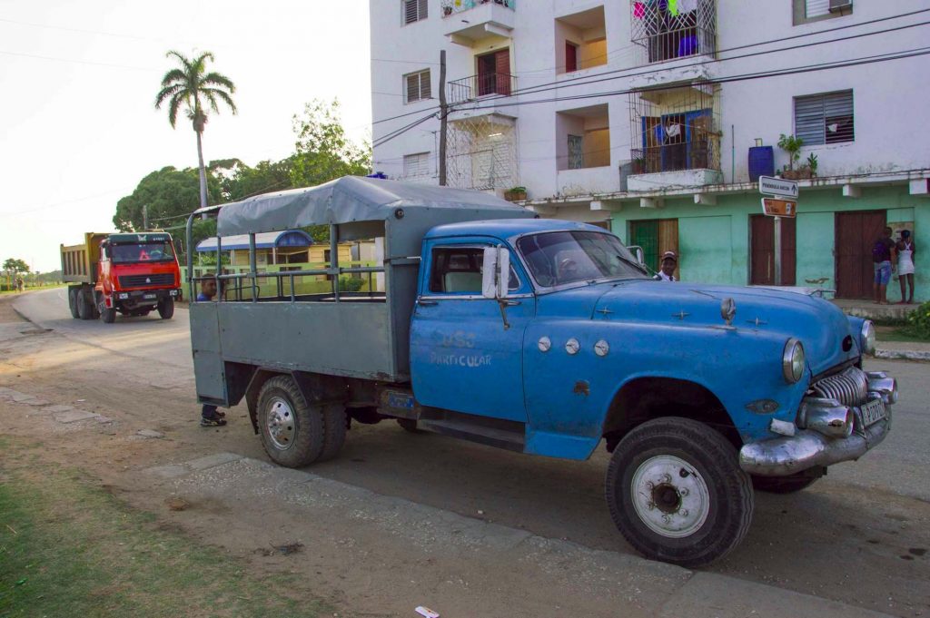 Грузовик с синим кузовом СССР на острове Куба