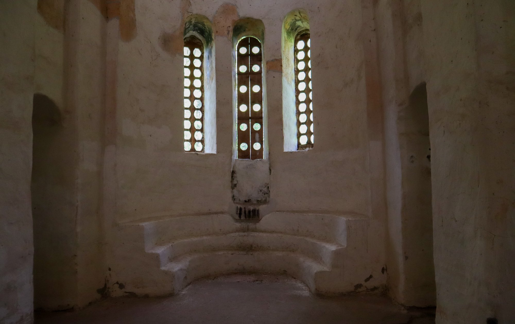 Алтарь и вытянутые окна в Среднем храме в Архызе