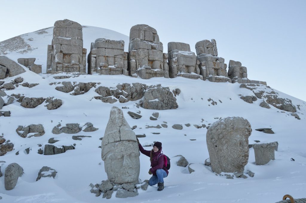 Каменные статуи на горе Немрут в Адыямане