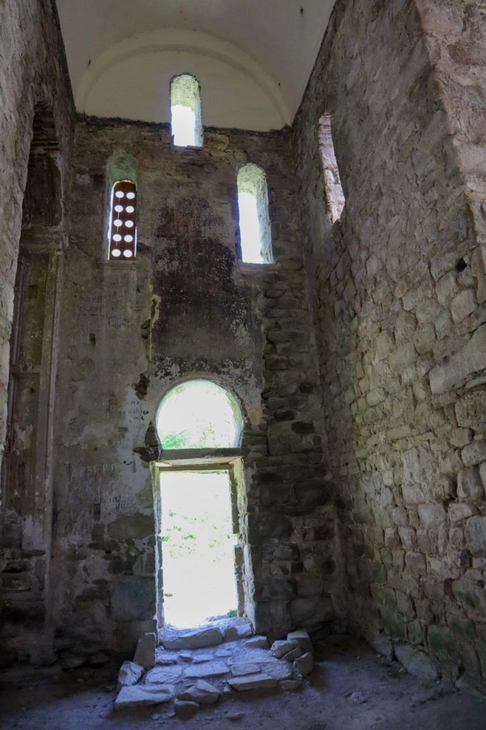 Внутри церкви - аланское городище в Нижнем Архызе