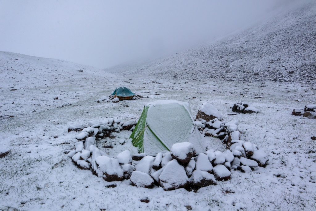 две палатки Red Fox в снегу