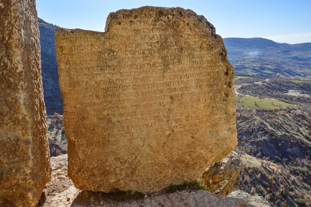 греческая надпись на камне