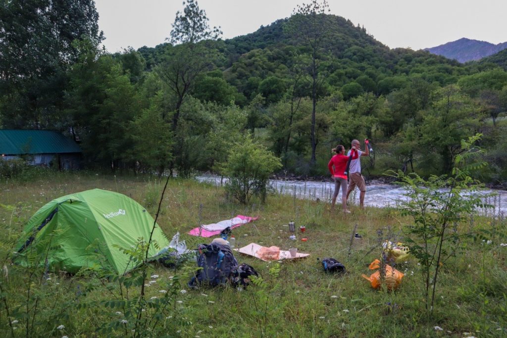 палаточный лагерь у реки