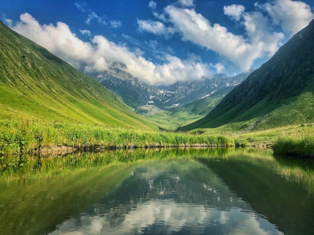 Горный пейзаж в Грузии Казбеги