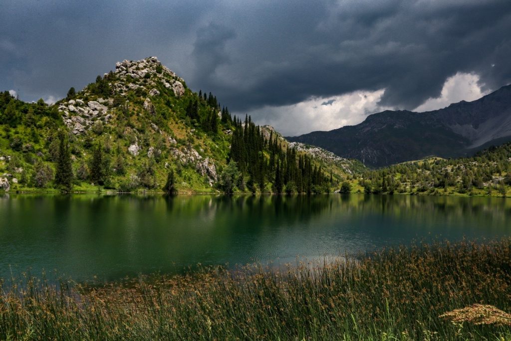 Гроза в горах — отражение туч в озере