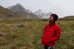 горы киргизии — девушка в куртке red fox