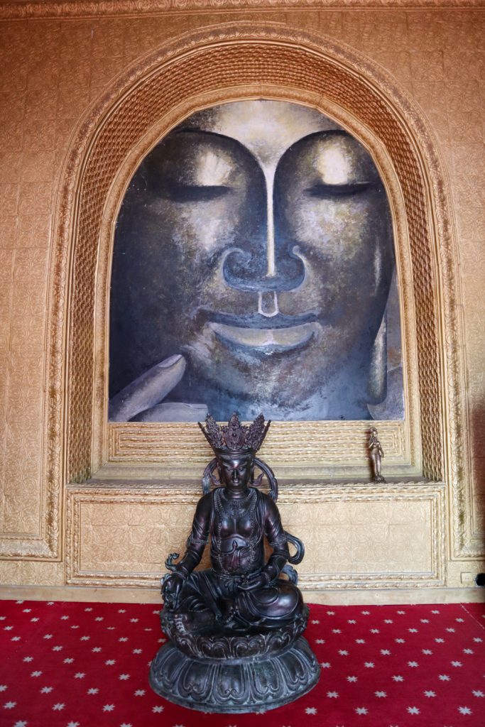 интерьер буддийского храма