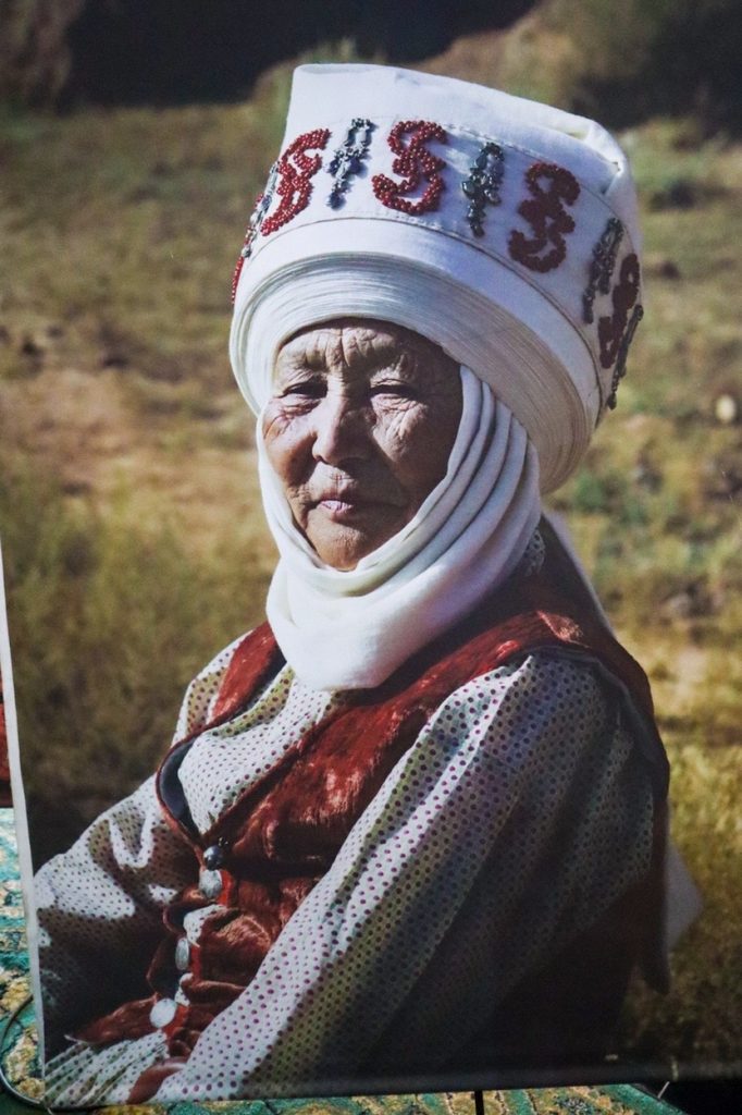 женская традиционная одежда в киргизии