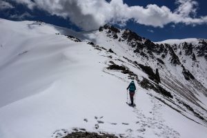девушка идет по снегу в гору