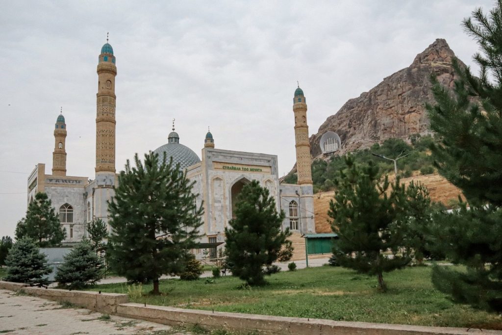 Мечеть у подножия горы с четырьмя минаретами