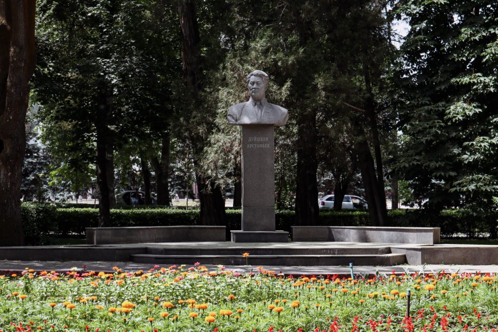 Сквер с памятником — постсоветские страны