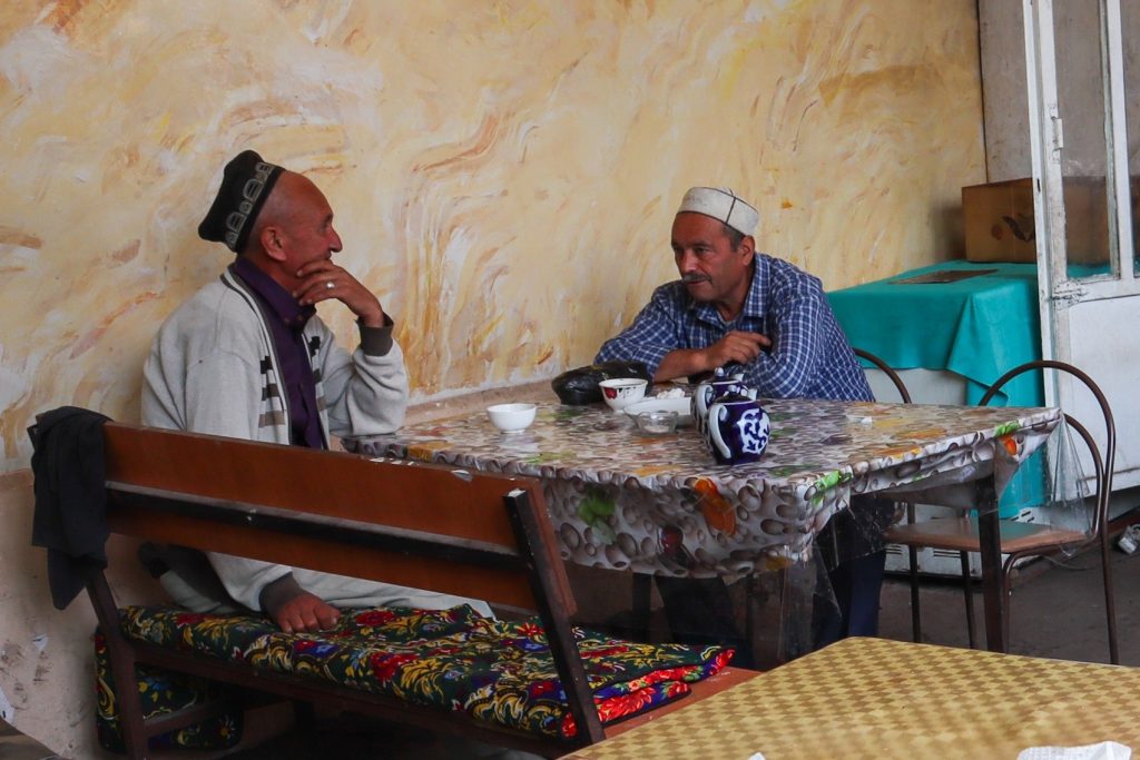 Двое мужчин пьют чай в чайхане