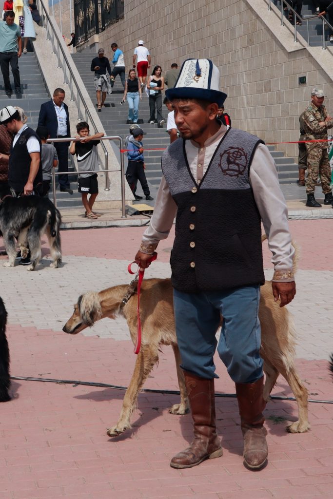 Киргизский охотник с борзой собакой