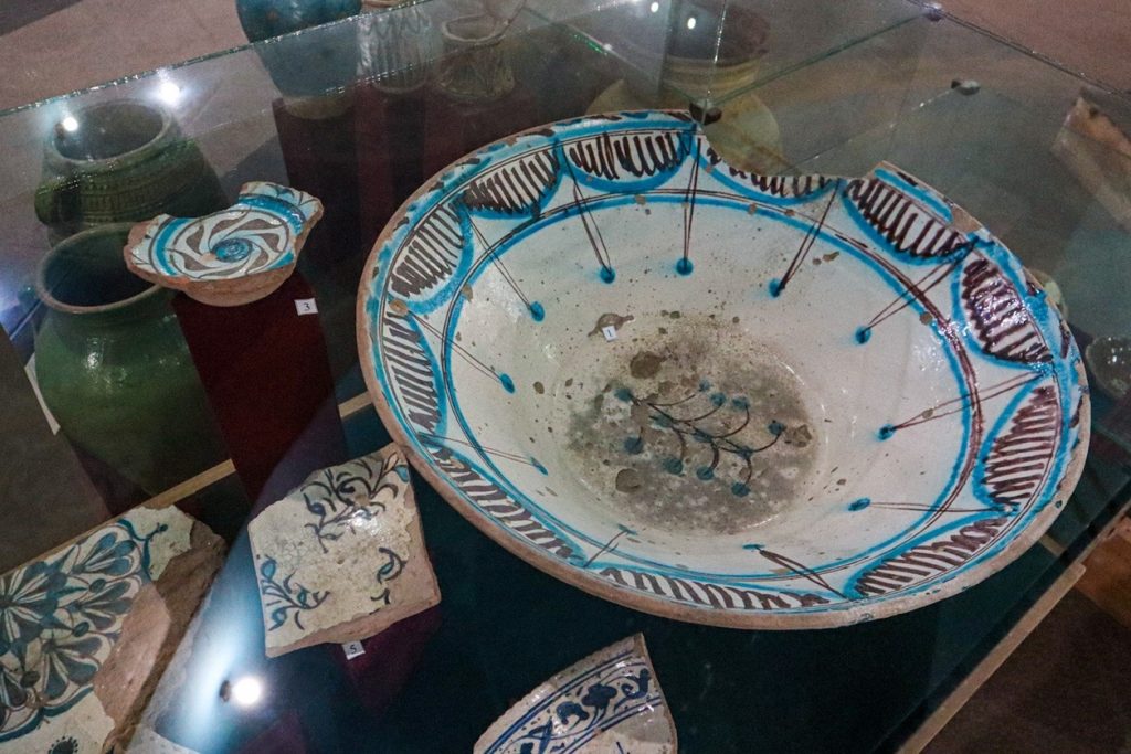 Тарелка покрытая эмалью 11 век