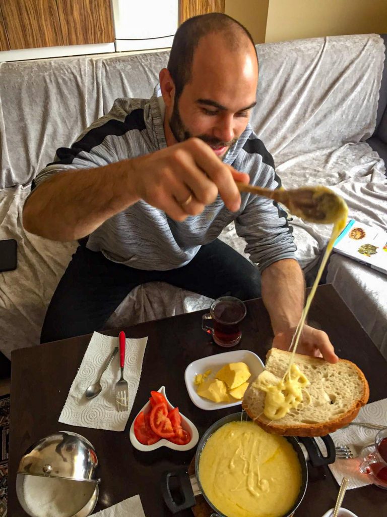 Мужчина ест каймак — турецкая кухня