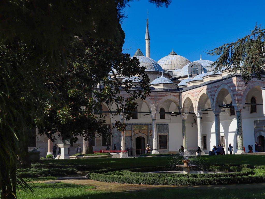 Мечеть в Стамбуле с реликвиями