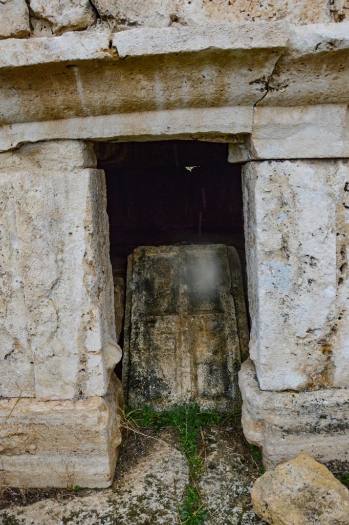 Каменная дверь с крестом упала