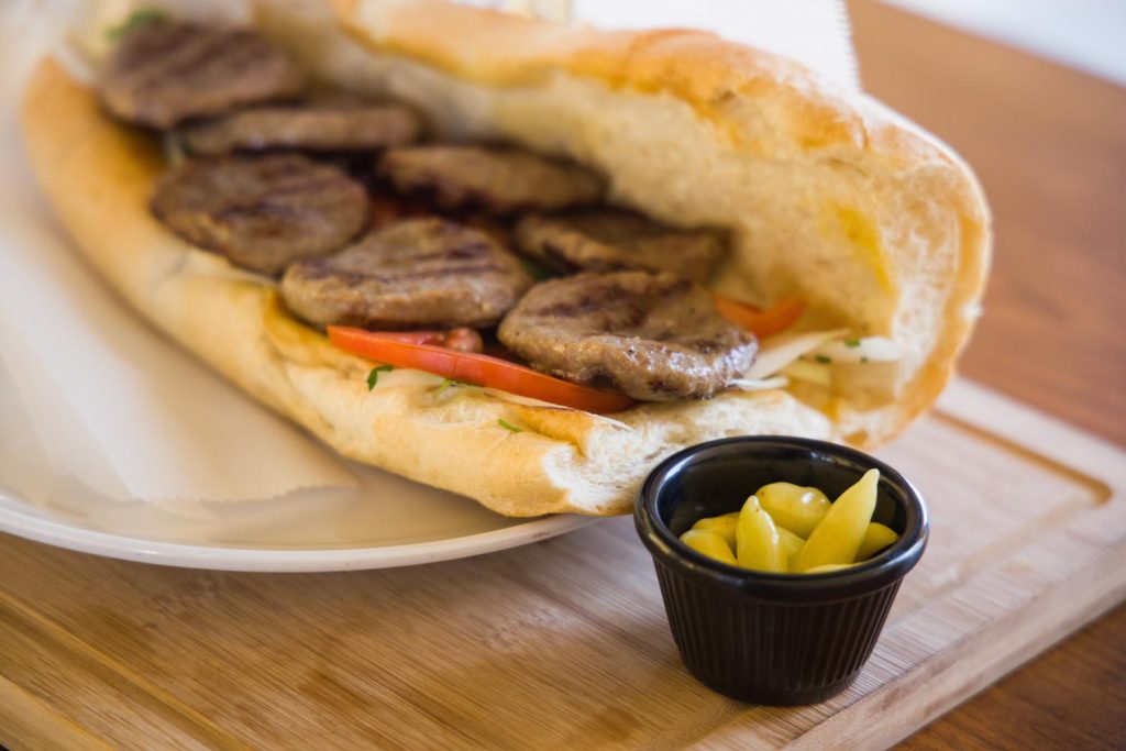 Кефте кебаб — сэндвич с фрикадельками