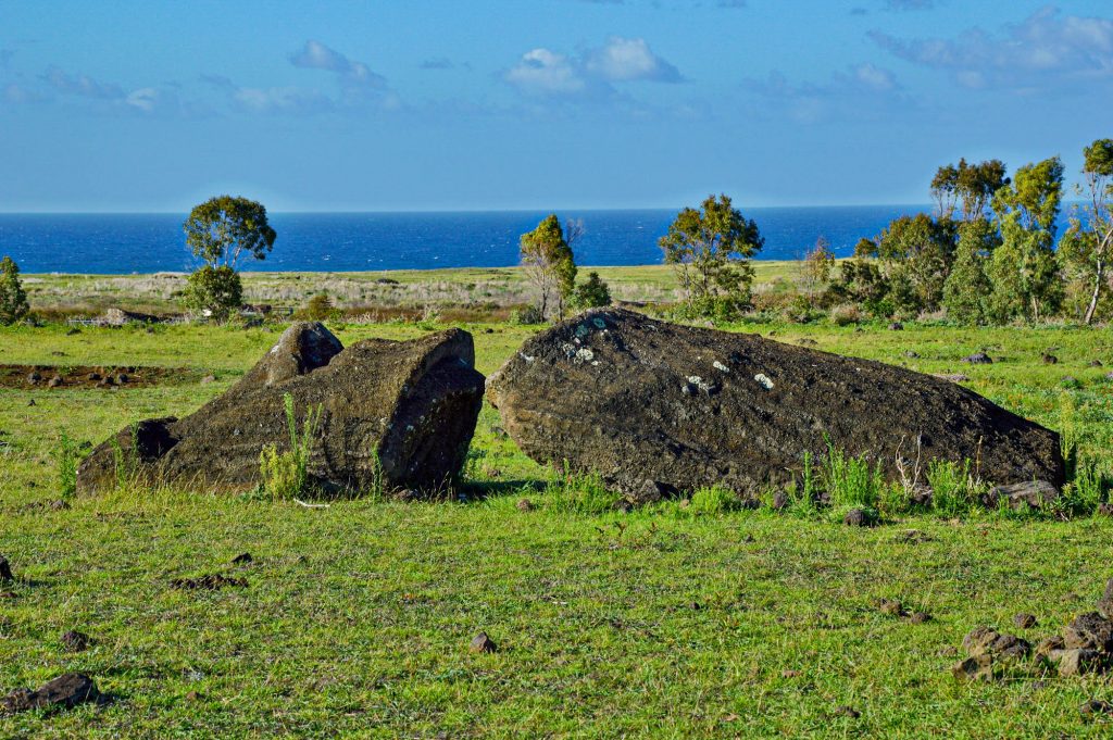 Разбитые статуи острова Пасхи