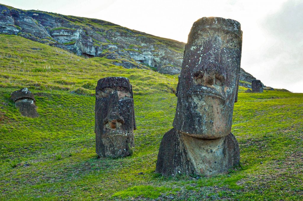 Две статуи острова Пасхи
