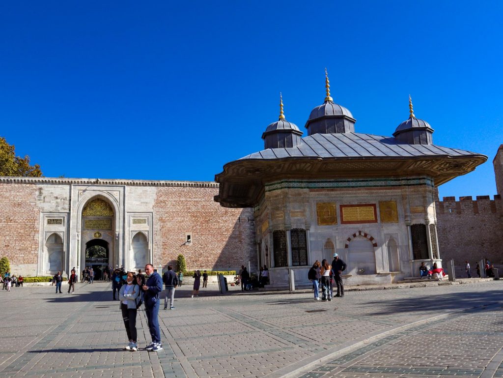 Фонтан Султана Ахмета и Императорские ворота в Топкапы