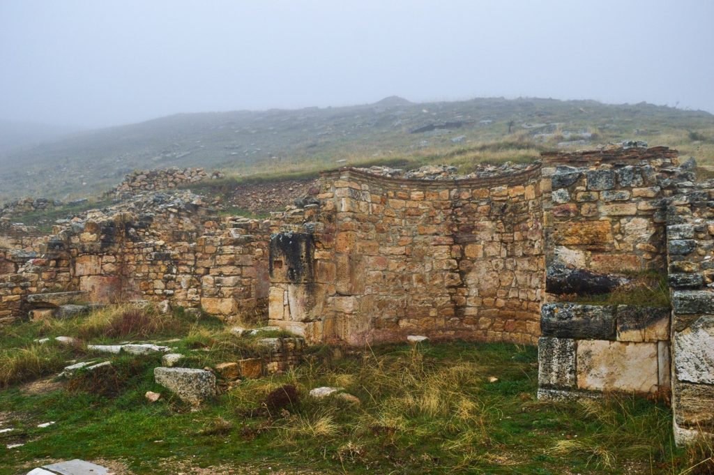 Каменное строение римской эпохи с округлыми стенами