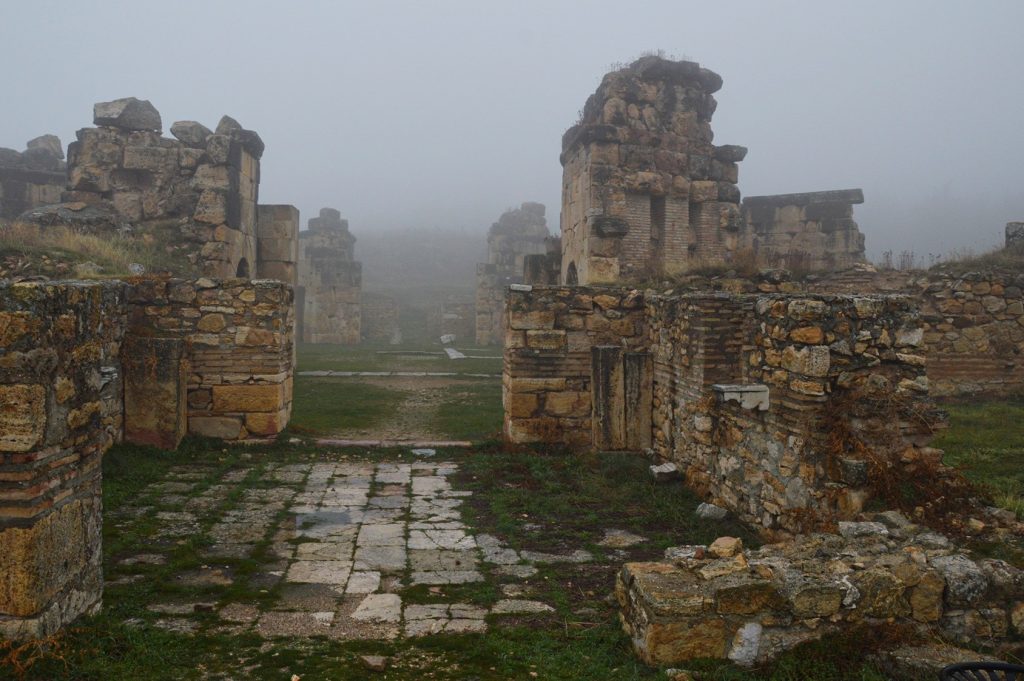 Разрушенное каменное здание в тумане