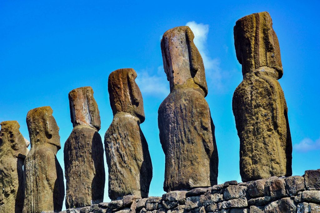 Вид на статуи острова Пасхи со спины