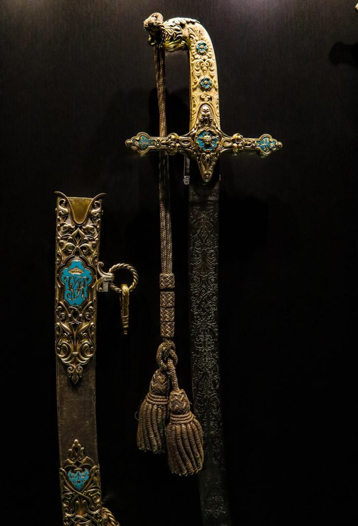 меч с украшенной камнями и золотом рукояткой