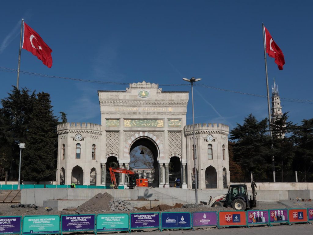 Незнакомый Стамбул — Реставрационные работы у ворот Стамбульского университета