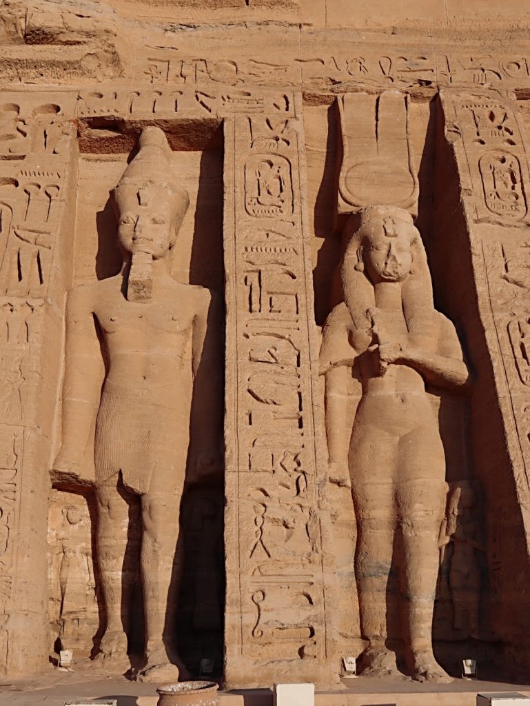 Статуя Рамзеса и Нефертари